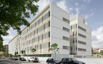 Fachada ventilada con grapa vista: características, ventajas y usos